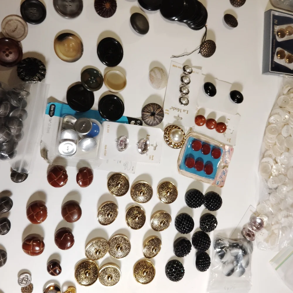 Assorted Button Collection - Picture 4 of 15